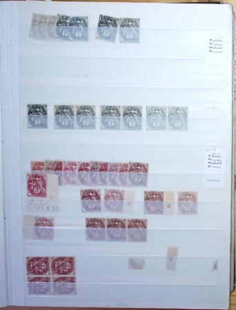 1900-1959, en 5 albums, très important stock de timbres