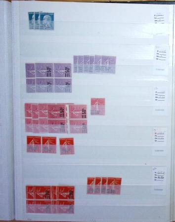 1900-1959, en 5 albums, très important stock de timbres