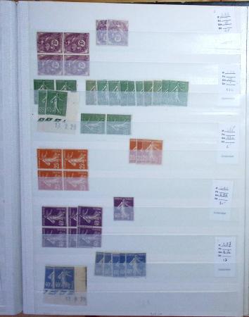 1900-1959, en 5 albums, très important stock de timbres