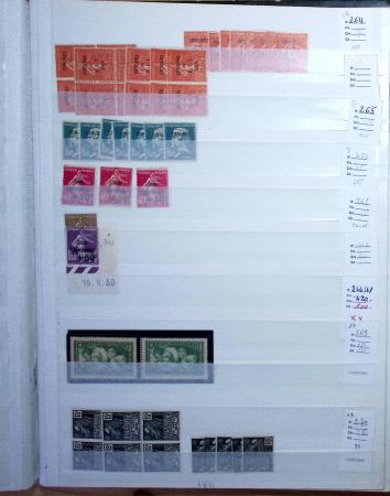 1900-1959, en 5 albums, très important stock de timbres