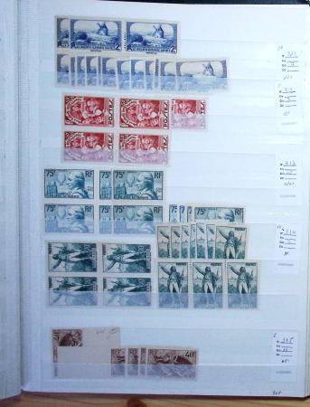 1900-1959, en 5 albums, très important stock de timbres
