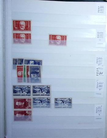 1900-1959, en 5 albums, très important stock de timbres