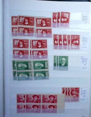 1900-1959, en 5 albums, très important stock de timbres