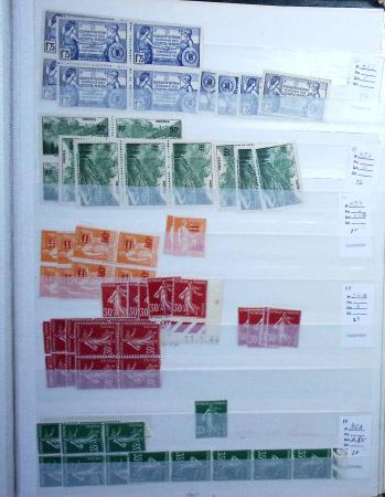 1900-1959, en 5 albums, très important stock de timbres