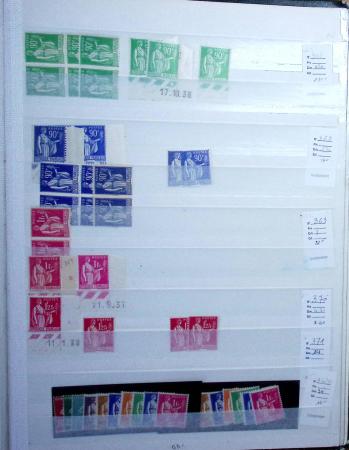1900-1959, en 5 albums, très important stock de timbres