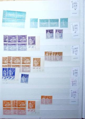 1900-1959, en 5 albums, très important stock de timbres