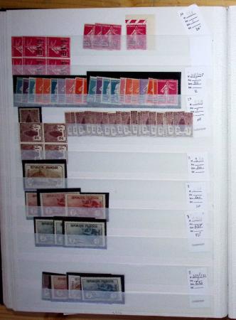 1900-1959, en 5 albums, très important stock de timbres