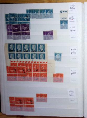 1900-1959, en 5 albums, très important stock de timbres