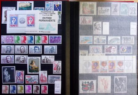 ++ France moderne neufs en année complètes dans 3 classeurs : 1982 à 2007.  Cote totale 4600€