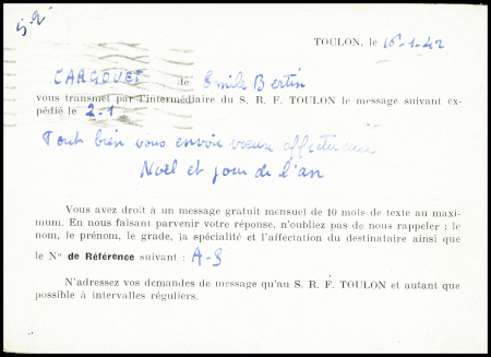 Entier carte postale 80c Pétain obl Toulon (1942) avec grand cachet rect bleu "Service des renseignements aux familles préfecture maritimes Toulon (Var)" avec au verso message