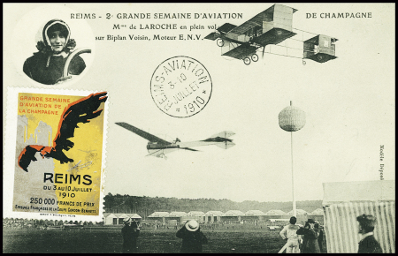 Carte postale neuve "Mme de Laroche en plein vol sur biplan Voisin" avec petit cachet privé noir "Reims aviation 3-10 juillet 1910" et vignette aigle en vol. TB