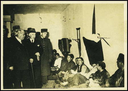 Carte postale "Les autorités visitant les blessés au fort de Bellegarde au Perthus" (n°8 ed APA Poux Albi). TB