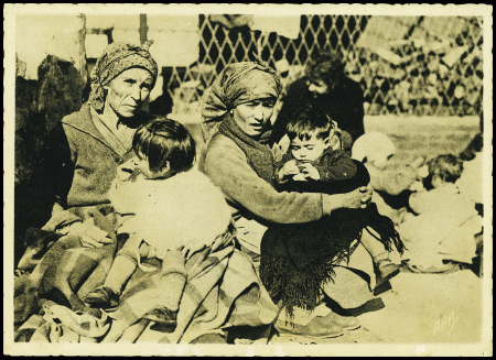 Carte postale "Devant la gare au Boulou. Réfugiés civils" APA Poux Albi n°25. TB