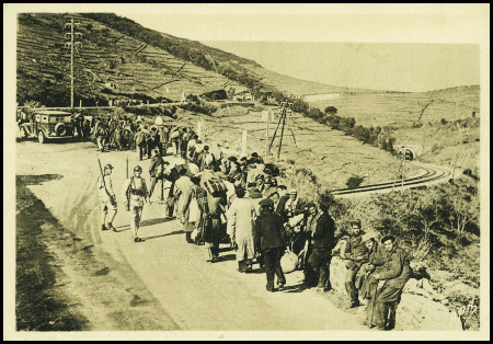 Carte postale "Sur la route de Cerbere" (Républicains espagnols escortés par des militaires français) (APA Poux Albi n°17). TB