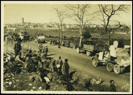 Carte postale "les abords d'Argelès" (groupe de réfugiés et colonne de véhicules dont une auto-mitrailleuse républicaine (APA Poux Albi n°14). TB