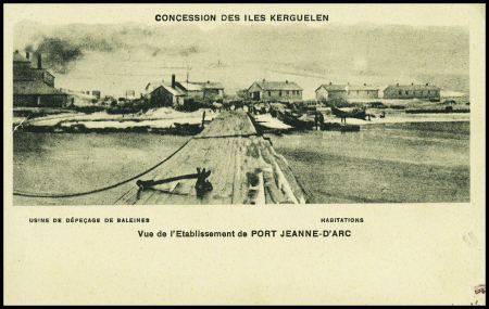 Carte postale neuve "Concession des Ils kerguelen - vue de l'établissement de port jeanne d'Arc" (usine de dépeçage de baleines et habitations). TB