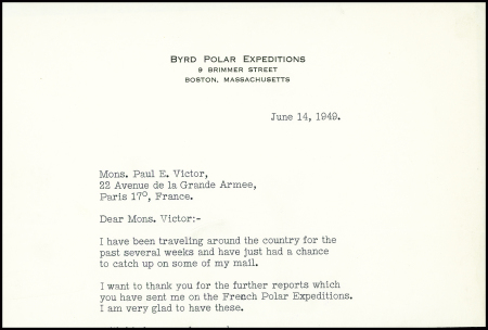 Lettre de félicitations de Byrd (14 juin 1949) à Paul Emile Victor à propos des rapports que ce dernier lui a communiqué (8 lignes dactyl + 4 lignes et signature manuscrites). TB