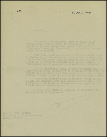 Double d'un tapuscrit adressé à Paul Emile Victor le chargeant de diriger les Expéditions Polaires Françaises et signé du Président du Conseil Paul Ramadier (6 oct 1947). TB