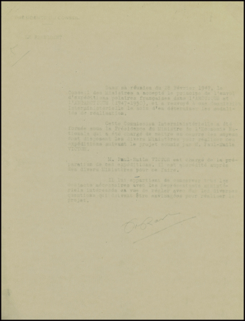 Lettre en tapuscrit du Conseil des ministres adressée à Paul Emile Victor avec signature de Ramadier (encrage faible)