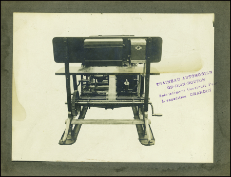 Photo cartonnée avec griffe violette "traineau automobile De Dion Bouton spécialement construit pour l'expédition Charcot". TB