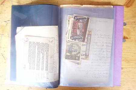 1700-1960, Ensemble éclectique: boite d'une centaine