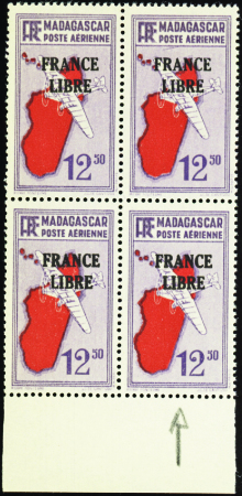 POSTE AERIENNE N°49b Bloc de 4  1ex trait sous le 