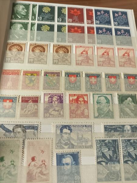 1852-2010, Stock de timbres suisses en 23 albums et