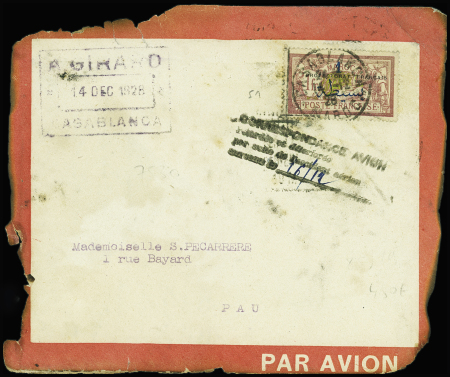 Env rouge Latécoère brûlée AFF Maroc n°51, avec griffe noire "Correspondance avion retardée et détériorée par suite de l'accident aérien survenu le 16-12" + env de réexpédition PTT n°716 F1 avec mention manuscrite "Corre