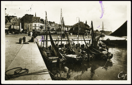 Carte postale en franchise de permissionnaire avec CAD + griffe de Trouville s/Mer Calvados et mention manuscrite "Remis GT" (remis au guichet). TB