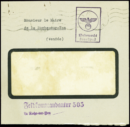 Env. à fenêtre en franchise avec cachet rect avec aigle "Wehrmacht dienstpost" et griffe violette "Feldkommandantur 505 La Roche sur Yon". Rare et TB