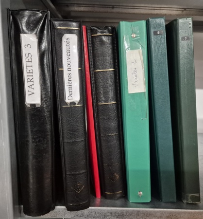 1900-2010env., Important stock marchand de centaines