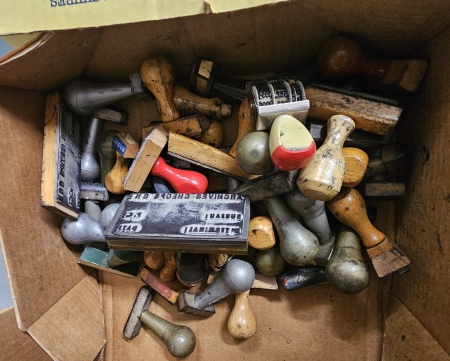POSTES – IMPORTANT ENSEMBLE DE TAMPONS ET CACHETS ADMINISTRATIFSImportant