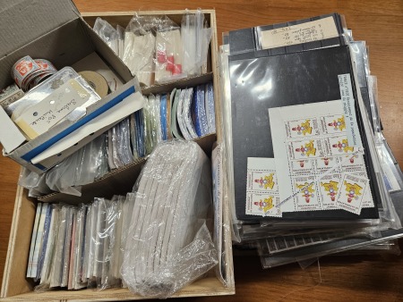 1849-1950, Stock de neufs est d'oblitérés en 10 classeurs,