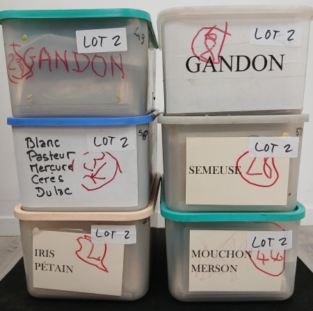 1900-50env. Environ 1750 plis contenus dans 6 boites en plastique