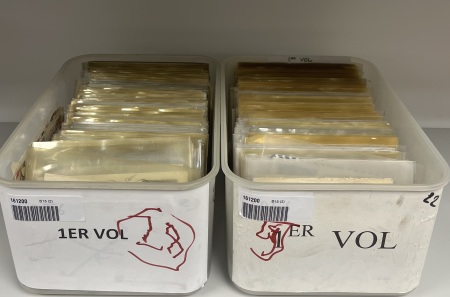 1920-1975. 2 boites en plastique contenant plus de