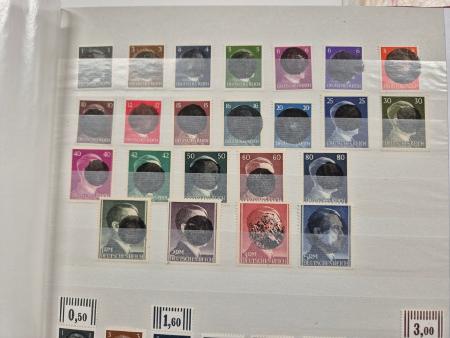 1945 Extensive liberation issues collection in two stockbooks