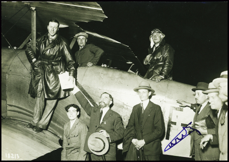 Photo : Arrachart et Carol devant leur avion avec 