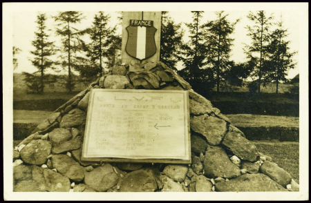 Carte photo d'un monument édifié en Russie en homm