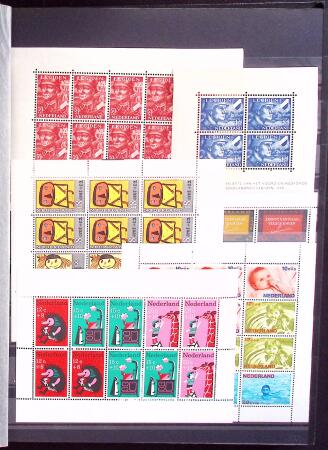 1942-2010, BLOCS-FEUILLETS: Collection en un classeur,